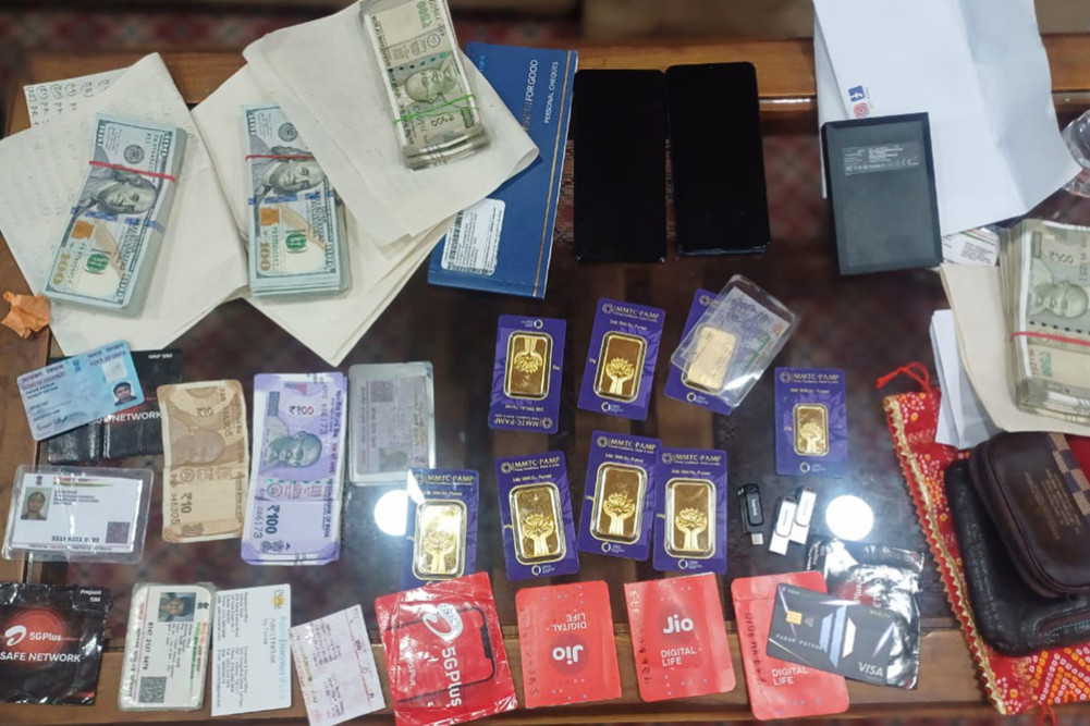 काँकडभिट्टा नाकाबाट डेढ करोड बढीको सुन र विदेशी मुद्रा बरामद