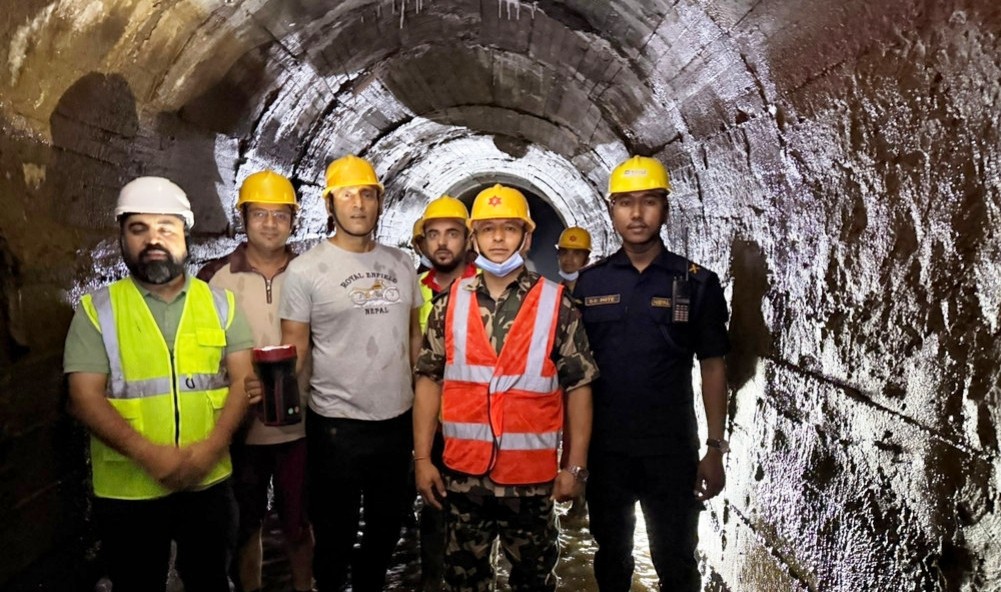 पुवाखोला हाइड्रोको सुरुङबाट पानी चुहिँदा सडक भासिएको आशंका