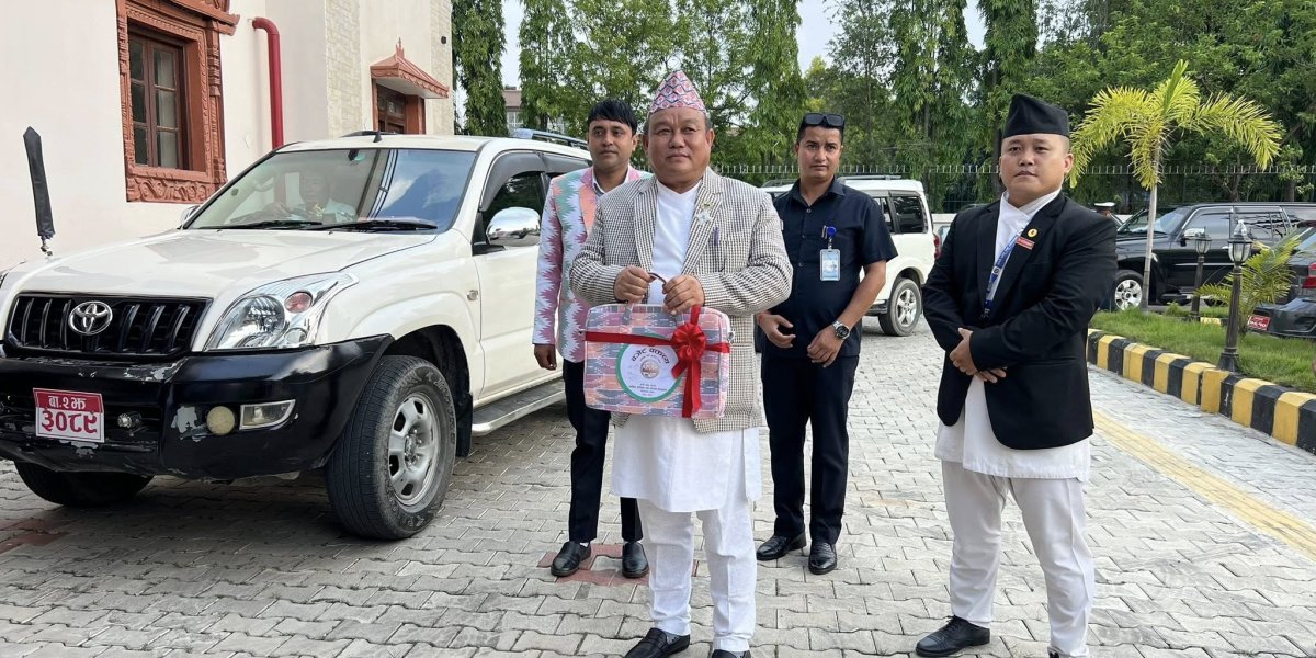 कोशी प्रदेशको बजेट प्रस्तुत गर्न प्रदेशसभा पुगे मन्त्री लिङ्थेप (फोटो)