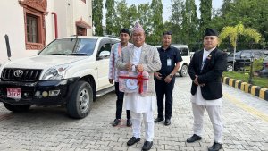 कोशी प्रदेशको बजेट प्रस्तुत गर्न प्रदेशसभा पुगे मन्त्री लिङ्थेप (फोटो)