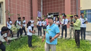 डाक्टर पढ्दै बिरुवा हुर्काउँदै, पियूमा सुरु भयो ‘एक विद्यार्थी, एक बिरुवा’ अभियान