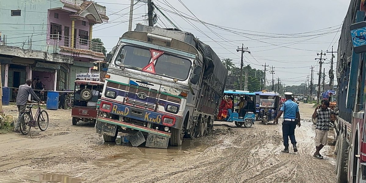 कटहरी सडकको दलदलमा भासियो ट्रक