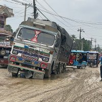 कटहरी सडकको दलदलमा भासियो ट्रक