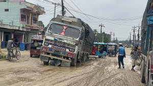 कटहरी सडकको दलदलमा भासियो ट्रक