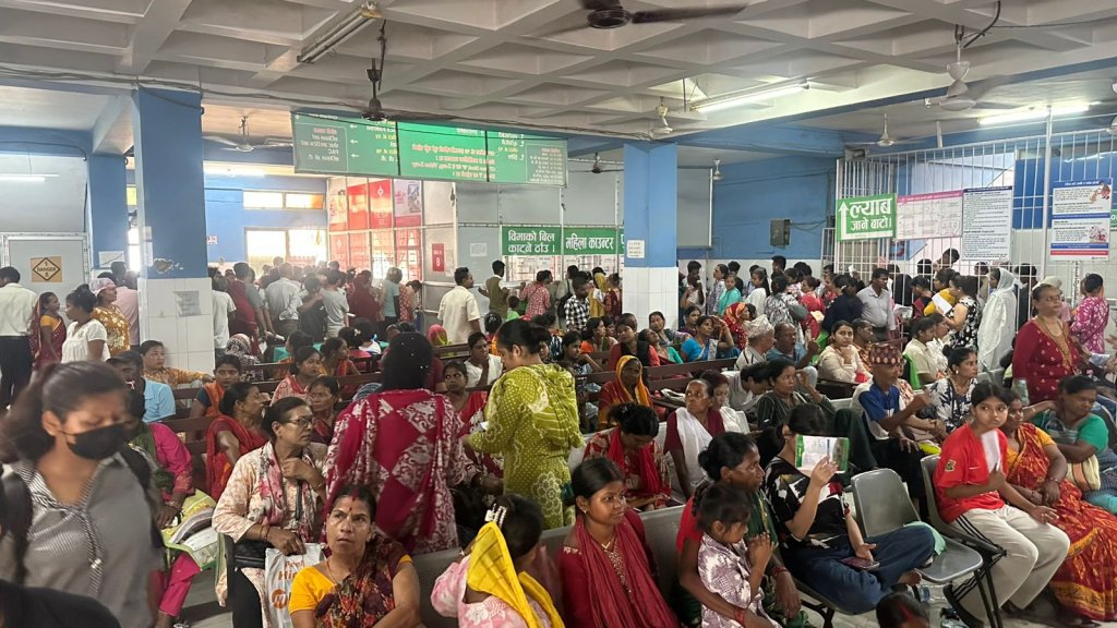 निजीमा बीमा सेवा कटौतीको सास्ती : कोशी अस्पतालमा थेगिनसक्नु भीड