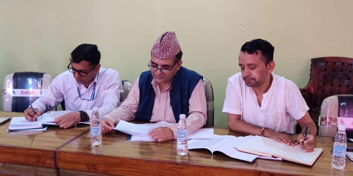 कोशीका खानेपानी सचिव र सांसदबीच नोकझोंक, सचिवले ‘मैले हात उठाएँ’ भनेपछि सांसदले भने, ‘झोला बोकेर जानु’