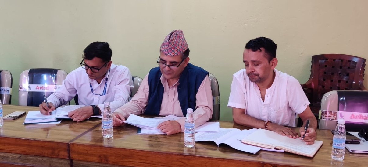 कोशीका खानेपानी सचिव र सांसदबीच नोकझोंक, सचिवले ‘मैले हात उठाएँ’ भनेपछि सांसदले भने, ‘झोला बोकेर जानु’
