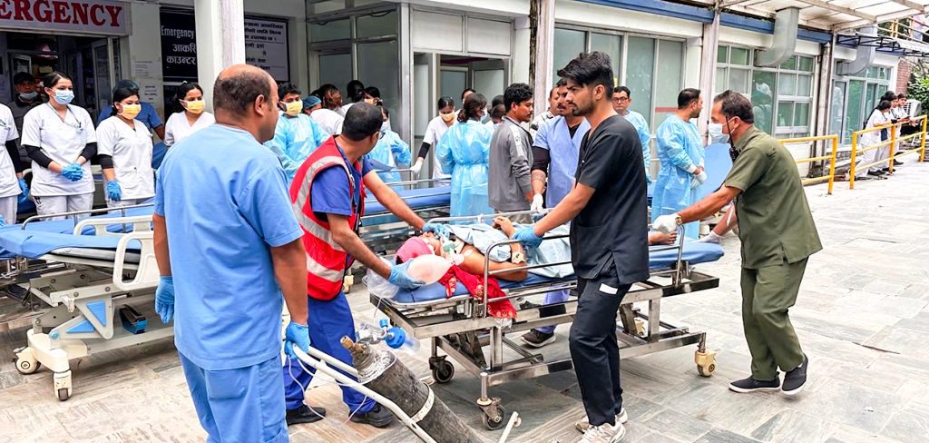 बीपी राजमार्गमा बस दुर्घटना : ८ जनाको मृत्यु, १५ भन्दा बढी घाइते