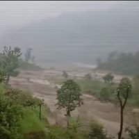 बाढीले चुँडियो चिसंखुगढीको झोलुङ्गे पुल, गोठहरु बगे