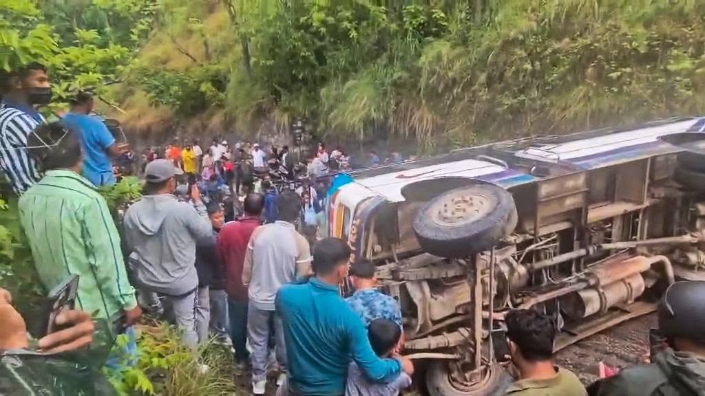 धनकुटामा बस दुर्घटना हुँदा ११ जना घाइते