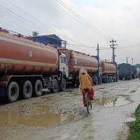 हुलाकी राजमार्गको कटहरी खण्डमा ट्रक फसेपछि सडक अबरुद्ध