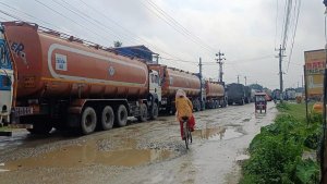 हुलाकी राजमार्गको कटहरी खण्डमा ट्रक फसेपछि सडक अबरुद्ध