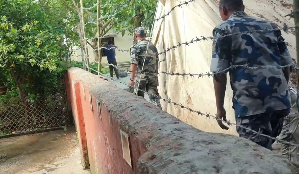 तस्करी नियन्त्रण गर्न सिमाको पर्खालमा काँडेतार !