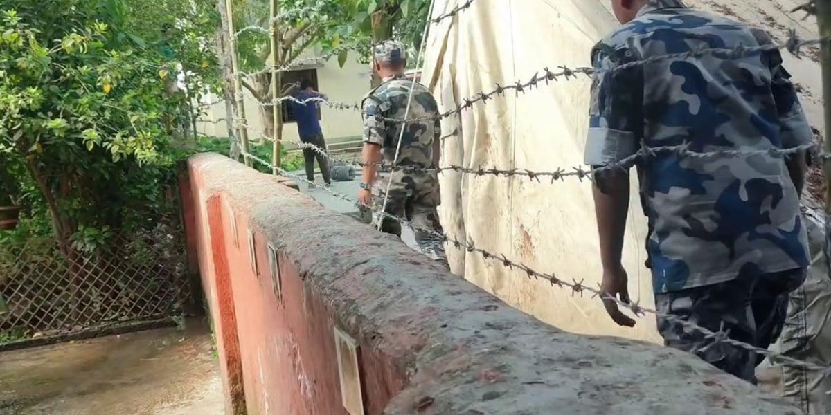तस्करी नियन्त्रण गर्न सिमाको पर्खालमा काँडेतार !
