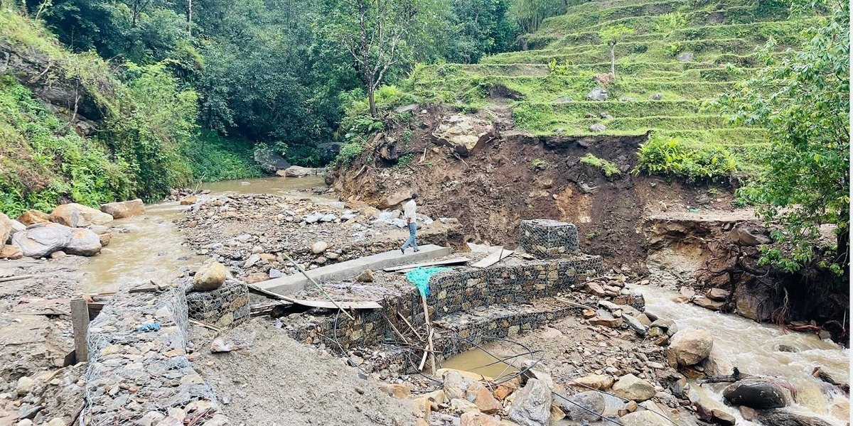 पहिरोले पाँचखपन–चैनपुर सडक अवरुद्ध, १५ मिटर सडक बगायो
