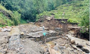 पहिरोले पाँचखपन–चैनपुर सडक अवरुद्ध, १५ मिटर सडक बगायो