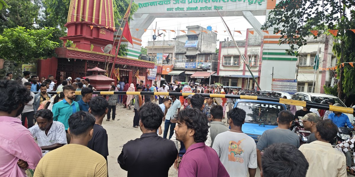 ‘३ नम्बर ढाट’ खोल्न माग गर्दै रानीमा प्रदर्शन, प्रहरीद्वारा लाठीचार्ज