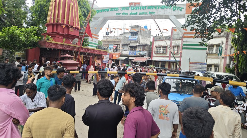 ‘३ नम्बर ढाट’ खोल्न माग गर्दै रानीमा प्रदर्शन, प्रहरीद्वारा लाठीचार्ज