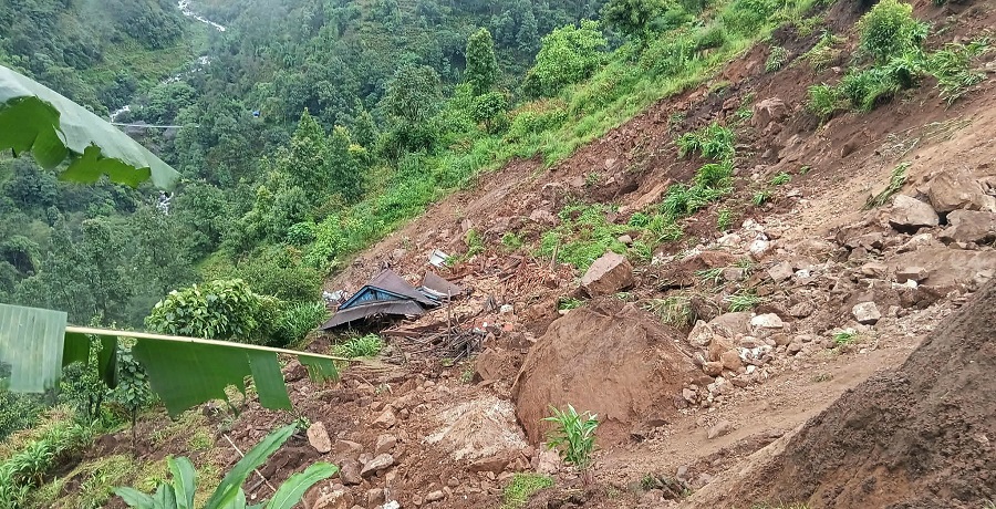 ताप्लेजुङमा पहिरोले दुई घरमा क्षति