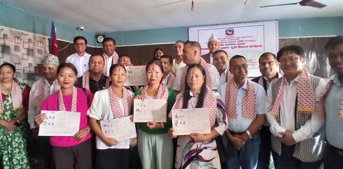 झापाको बुद्दशान्तीमा लालपुर्जा वितरण, ५ अव्यवस्थित परिवार बने जग्गाधनी