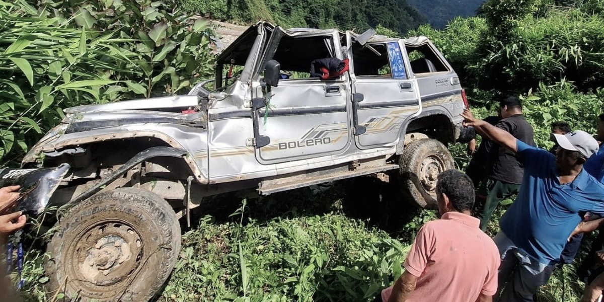 इलाममा बोलेरो ६० फिट तल खस्यो, चालकसहित सात जना घाइते