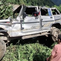 इलाममा बोलेरो ६० फिट तल खस्यो, चालकसहित सात जना घाइते