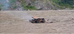 तमोरमा आकस्मिक बाढी, जल्दै गरेको चिता बगायो