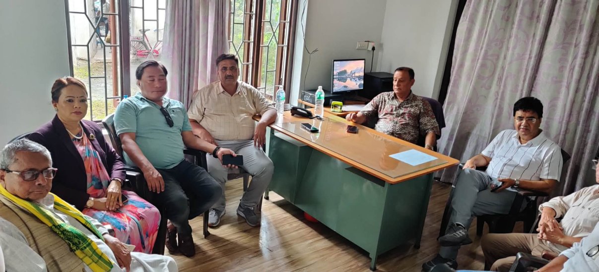 काङ्ग्रेस दलका नेता थापाले भने, `एमालेसँगकाे सहकार्य टुट्याे, तीन विकल्पमा छलफल भईरहेकाे छ´