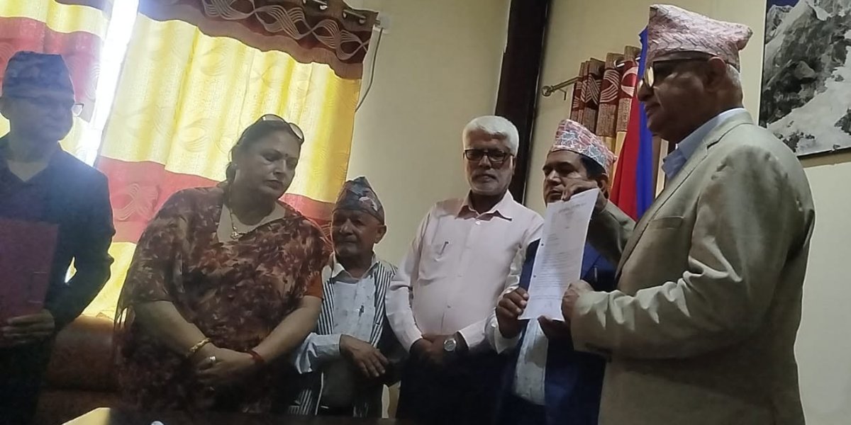 स्रष्टाहरूले बुझाए मुख्यमन्त्रीलाई ज्ञापनपत्र