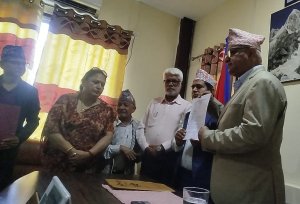 स्रष्टाहरूले बुझाए मुख्यमन्त्रीलाई ज्ञापनपत्र