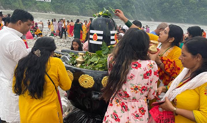 साउनको पहिलो सोमबार : देशभरका शिवालयमा भक्तजनको घुइँचो
