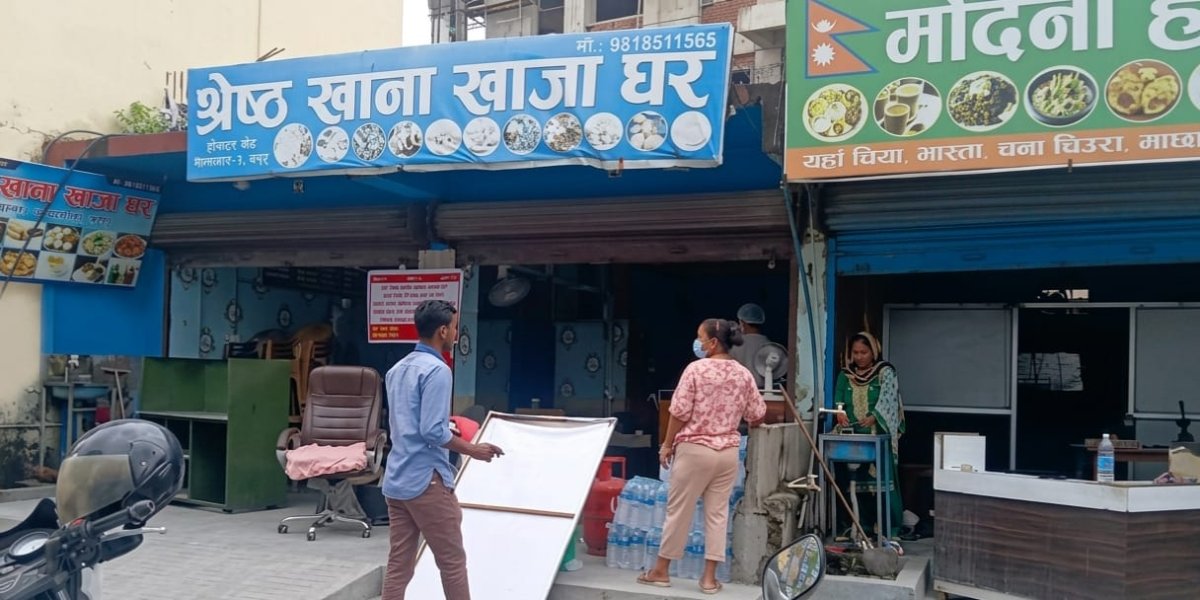 डोजर चलाउने चेतावनीपछि कोशी अस्पतालको जग्गाका सटर खाली गर्दै व्यवसायी