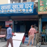 डोजर चलाउने चेतावनीपछि कोशी अस्पतालको जग्गाका सटर खाली गर्दै व्यवसायी