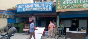 डोजर चलाउने चेतावनीपछि कोशी अस्पतालको जग्गाका सटर खाली गर्दै व्यवसायी