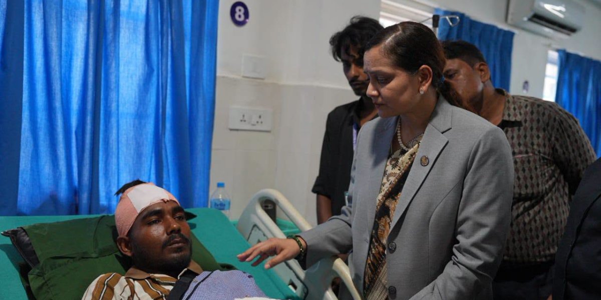 सुनसरी घटनाका घाइते भेट्न विराटनगरको अस्पतालमा स्वास्थ्यमन्त्री, उपचारमा कमी हुन नदिन निर्देशन