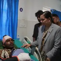 सुनसरी घटनाका घाइते भेट्न विराटनगरको अस्पतालमा स्वास्थ्यमन्त्री, उपचारमा कमी हुन नदिन निर्देशन