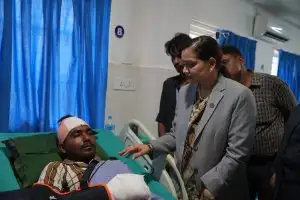 सुनसरी घटनाका घाइते भेट्न विराटनगरको अस्पतालमा स्वास्थ्यमन्त्री, उपचारमा कमी हुन नदिन निर्देशन