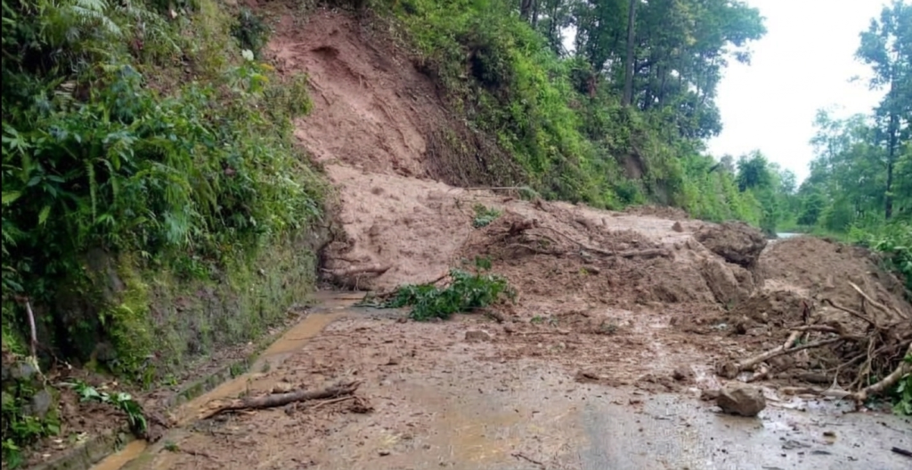 पहिरोले कोशी राजमार्गको चैनपुर—बसन्तपुर सडक खण्ड अवरुद्ध