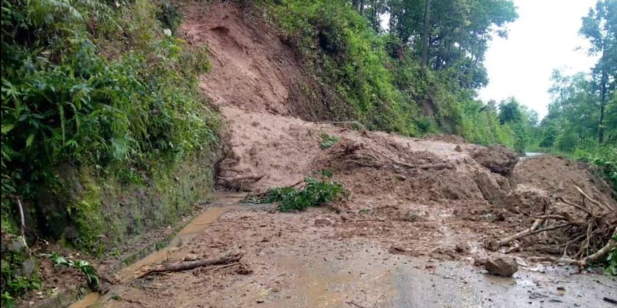 पहिरोले कोशी राजमार्गको चैनपुर—बसन्तपुर सडक खण्ड अवरुद्ध