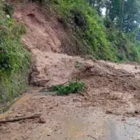पहिरोले कोशी राजमार्गको चैनपुर—बसन्तपुर सडक खण्ड अवरुद्ध