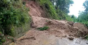 पहिरोले कोशी राजमार्गको चैनपुर—बसन्तपुर सडक खण्ड अवरुद्ध