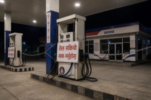 मूल्य घट्दा विराटनगरका पम्पमा लाग्यो ताला : उपभोक्ता मारमा, ‘मूकदर्शक’ बन्दै प्रशासन