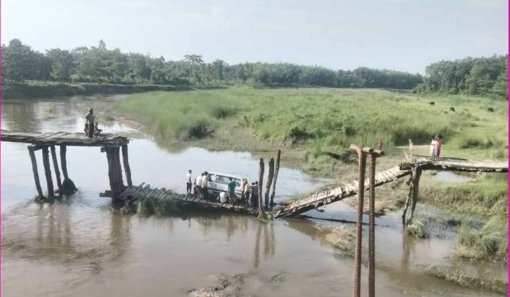 काठेपुलसँगै खोलामा झर्यो मारुती भ्यान
