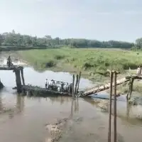 काठेपुलसँगै खोलामा झर्यो मारुती भ्यान
