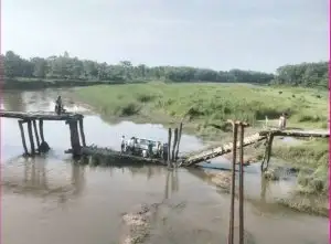 काठेपुलसँगै खोलामा झर्यो मारुती भ्यान