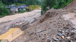 पहिरो र बाढीले पूर्वका सडक ठप्प, पहाडी जिल्लाको जनजीवन प्रभावित