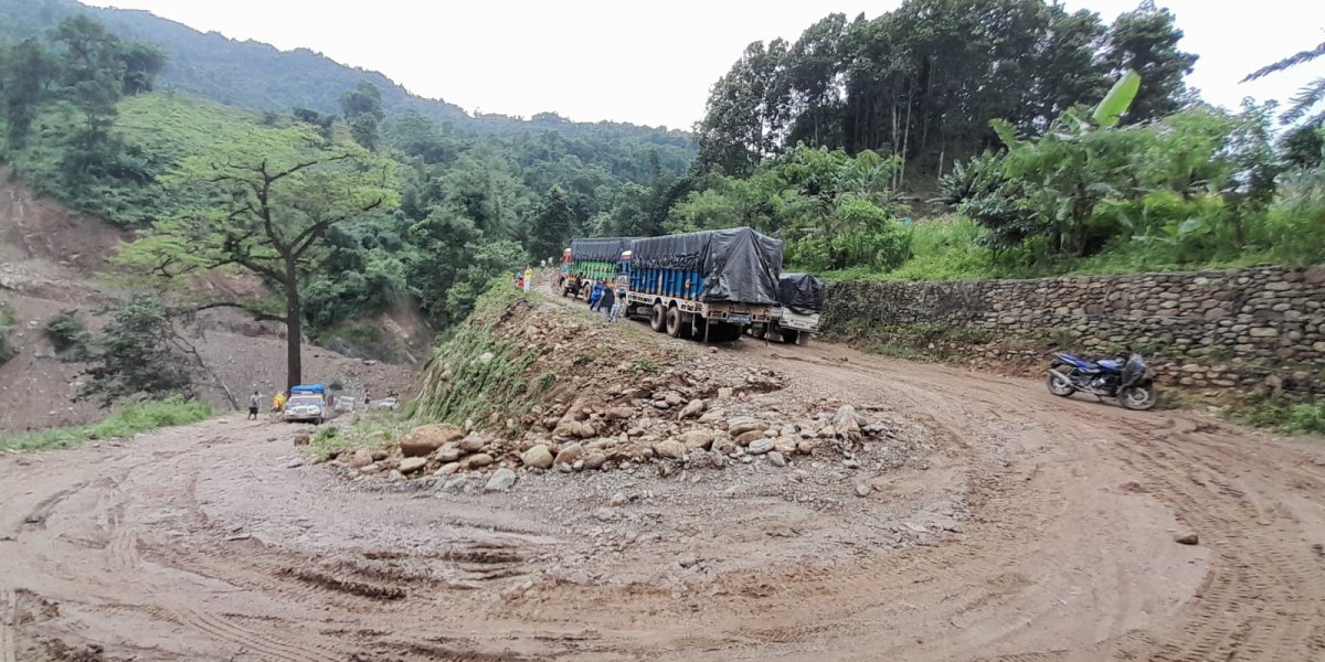 बाढीपहिरोले कोशी प्रदेशका धेरै सडक अवरुद्ध