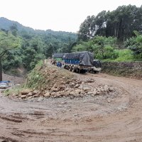बाढीपहिरोले कोशी प्रदेशका धेरै सडक अवरुद्ध