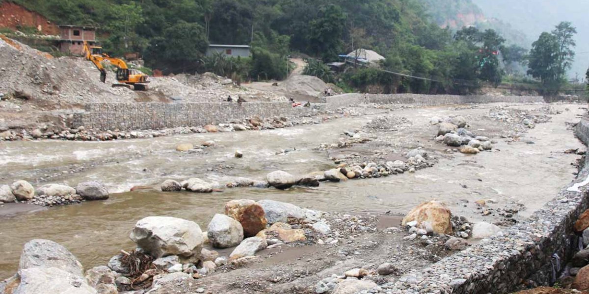 बस्ती जोगाउन हेंवा खोलामा २७६ मिटर तटबन्ध निर्माण